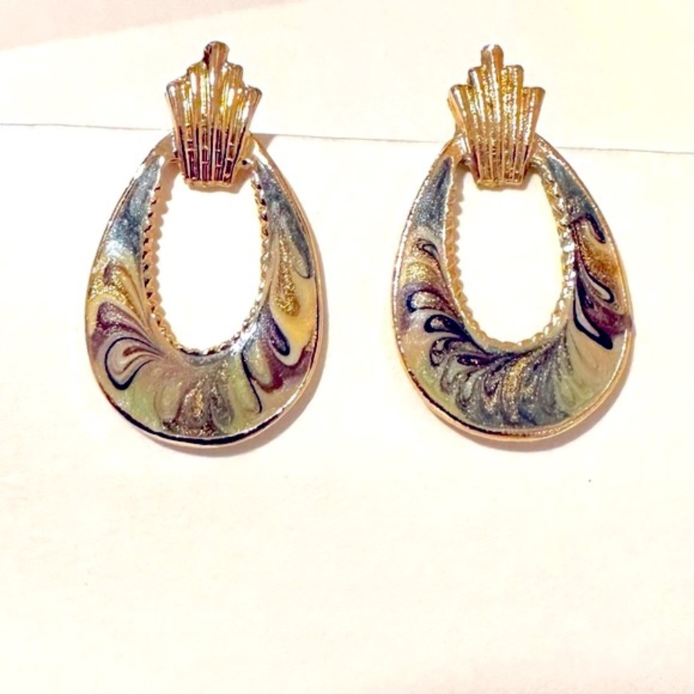 Pierced Ear⬇️ PriceDrop$💗Elegant CAs  USA Gen Stamp Queen's Enamel Goldtone